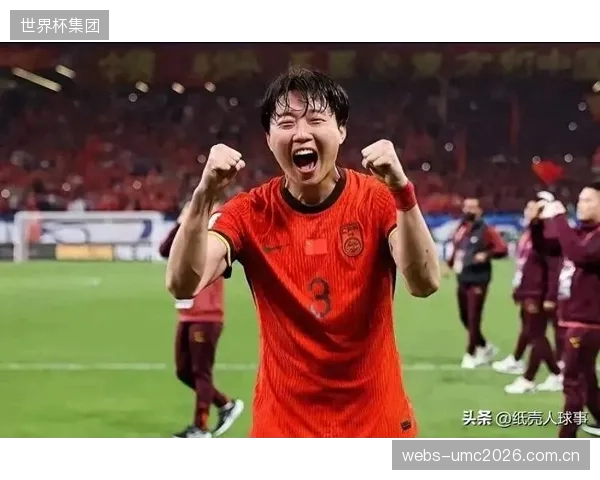 三中卫体系不仅考验防守,居中中卫的出球能力同样关键,他将是反击的第一发起者。 三中卫体系不仅考验防守,居中中卫的出球能力同样关键,他将是反击的第一发起者。